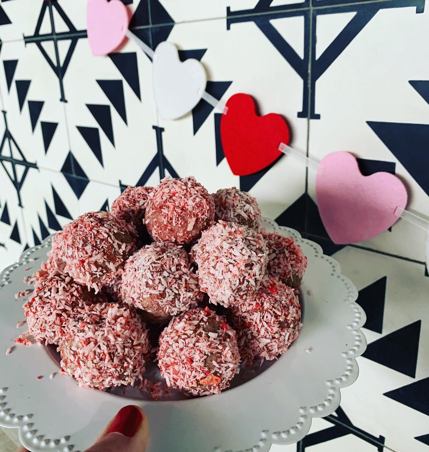 �9�3We&rsquo;re in love with Valentine&rsquo;s Day!�9�3 In addition to our chocolate covered strawberry valentine bowl check out our strawberry shortcake valentine bites! Made with love and transparency.�9�3 Free of artificial colors,  artificial sweetener